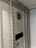 SZE2 IP54 42U Serverschrank 19" Rack 120cm Tiefe m. Cosmotec Klimaanlage