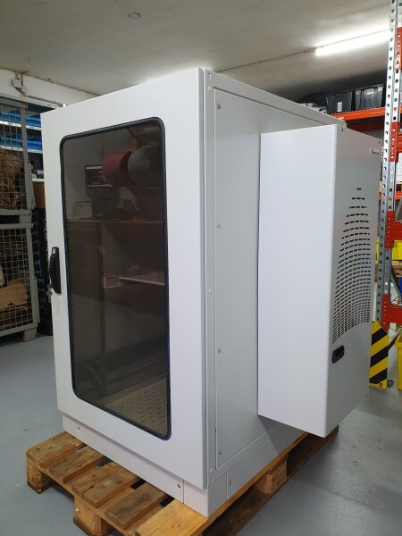 SZE2 19" Serverschrank mit Cosmotec Klimaanlage 2000W 24U lichtgrau